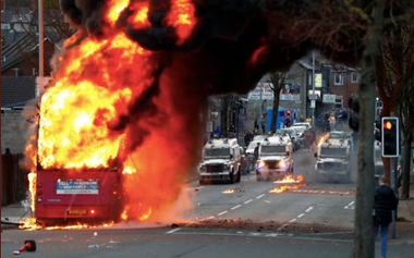 Brexitul zguduie de peste o săptămână Belfastul, unde unionişti denunţă o ”trădare” a Londrei şi au loc ciocniri violente între tineri şi poliţie; peste 50 de poliţişti răniţi în violenţe care amintesc cei 30 de ani de ”tulburări”