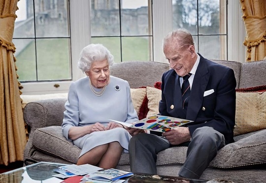 Regina Elizabeth II şi prinţul Philip, la a 73-a aniversare a căsătoriei