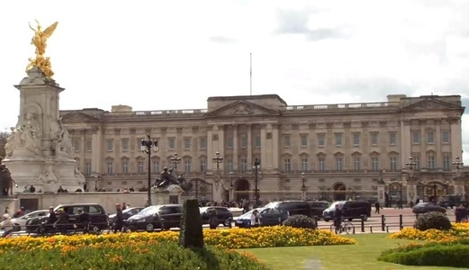 Britanicii îl omagiază pe prinţul Philip la Palatul Buckingham şi la Castelul Windsor - Buchete de narcise, crini şi mesaje de condoleanţe transmise reginei au fost depuse în faţa porţilor - VIDEO