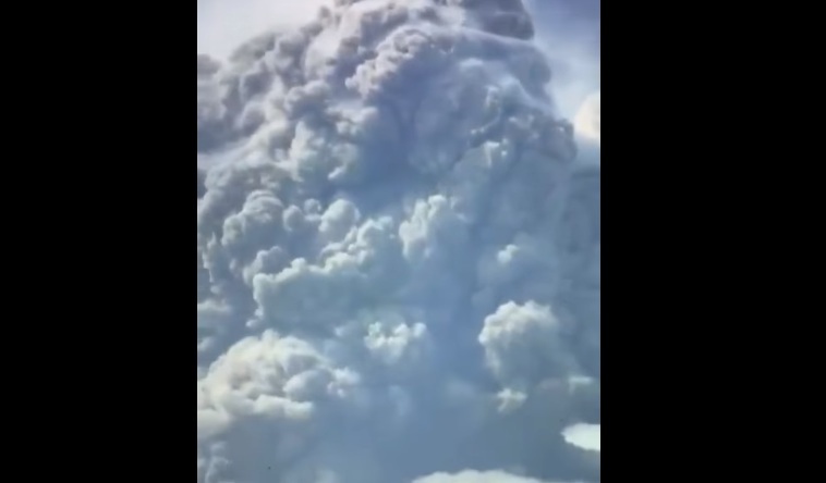 Vulcanul La Soufrière din insula caraibiană Saint Vincent a erupt violent, împrăştiind nori groşi de cenuşă. Mii de persoane au fost evacuate - VIDEO