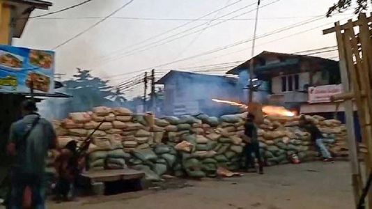 Forţele de securitate din Myanmar au tras cu aruncătoare de grenade în protestatari, ucigând peste 80 de oameni în oraşul Bago