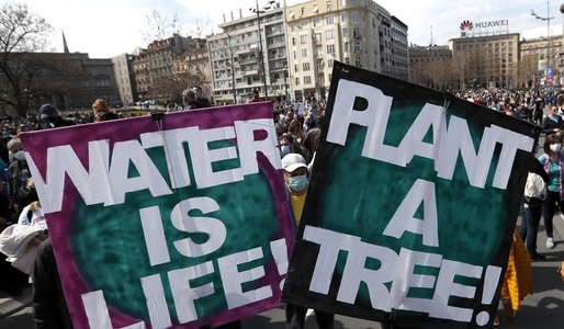 Mii de oameni au protestat sâmbătă la Belgrad, cerând autorităţilor să ia măsuri împotriva poluării industriale