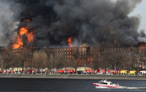 Incendiu uriaş la fabrica istorică ”Manufactura Nevski” din Sankt Petersburg; un pompier mort şi doi răniţi, 40 de persoane evacuate; autorităţile deschid o anchetă cu privire la o neglijenţă