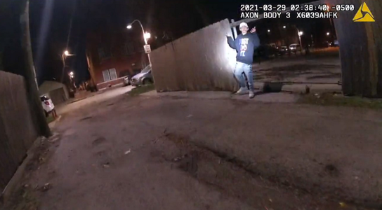 O înregistrare video ce surprinde un poliţist din Chicago care ucide prin împuşcare un copil în vârstă de 13 ani, Adam Toledo, neînarmat şi ţinând mâinile sus, şochează America
