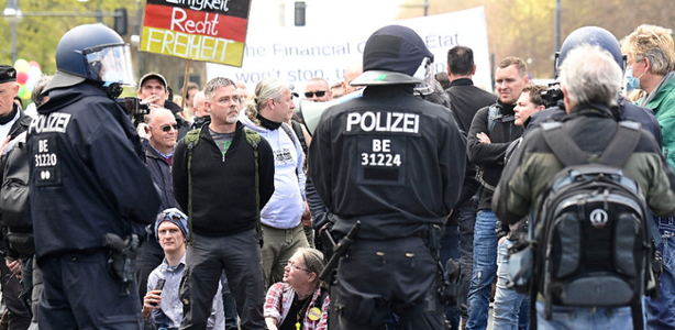 Ciocniri la Berlin între poliţie şi manifestanţi împotriva izolării din cauza covid-19 - FOTO