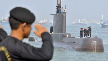 Submarinul dat dispărut în largul Insulei Bali s-a ”scufundat” anunţă Marina indoneziană, care consideră că echipajul şi-a epuizat rezerva de oxigen; fragmente din submarin, inclusiv din interior, găsite în zona de căutare