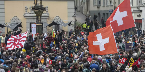 Mii de oameni la o manifestaţie ilegală împotriva restricţiilor anticovid în Elveţia