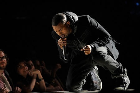 O pereche de încălţăminte sport Nike Air Yeezy 1, purtată de către rapperul Kanye West, vândută de Sotheby's cu 1,8 milioane de dolari