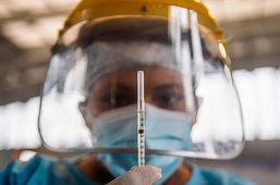 Doi bărbaţi vaccinaţi cu ambele doze de vaccin anticovid Pfizer-BioNtech mor din cauza covid-19 în Guyana franceză