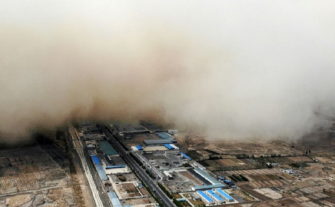 O uriaşă furtună de nisip ”înghite” un oraş în China