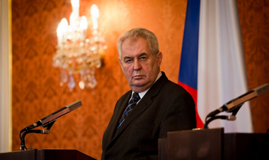 Manifestaţii în Cehia împotriva preşedintelui Milos Zeman, ”marioneta” Rusiei; petiţie în vederea judecării lui Zeman pentru înaltă trădare în scandalul ceho-rus
