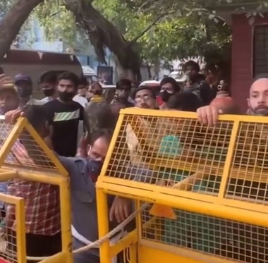 Criza sanitară în India - Oamenii aşteptă la cozi interminabile să primească oxigen pentru membrii familiilor lor. Cel puţin 16 pacienţi cu Covid şi 2 infirmiere au murit într-un incendiu la un spital din statul Gujarat - VIDEO