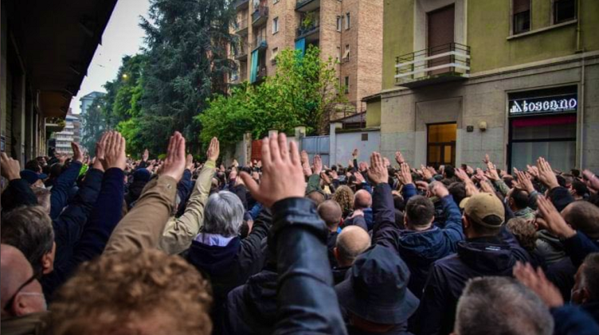 Aproximativ 800 de activişti de extremă dreapta efectuează salutul nazist în stradă, la Milano