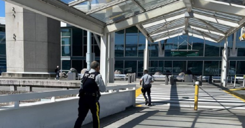 Un bărbat, ucis într-un atac armat la aeroportul internaţional din Vancouver; suspecţi, fugari, căutaţi de poliţie