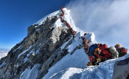 China vrea să instituie o ”linie de demarcaţie” cu Nepalul în vârful Everestului, pentru a împiedica orice contaminare cu covid-19 prin alpinişti provenind din Nepal