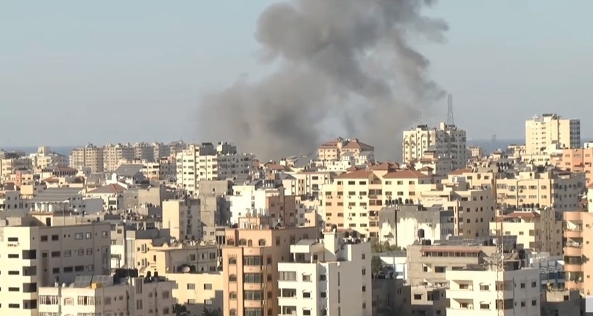 Imobilul care găzduia postul Al-Jazeera şi birourile agenţiei de presă americane Associated Press (AP), din Gaza, spulberat de un atac anunţat de armata israeliană - VIDEO