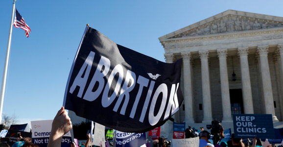Curtea Supremă remaniată de Trump urmează să examineze în toamnă dreptul la avort al americancelor 