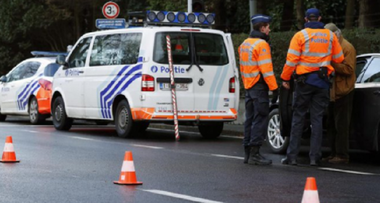 Poliţia belgiană caută un militar înarmat, simpatizant al extremei drepte şi calificat drept terorist, în urma proferării unor ameninţări la adresa statului şi unor personalităţi publice; între ţinte, virusologul Marc Van Ranst, vizat de activişti ”antimască”