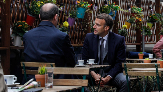 Macron şi Castex ies la o cafea pe o terasă în apropiere de Élysée, la şapte luni de la închiderea restaurantelor