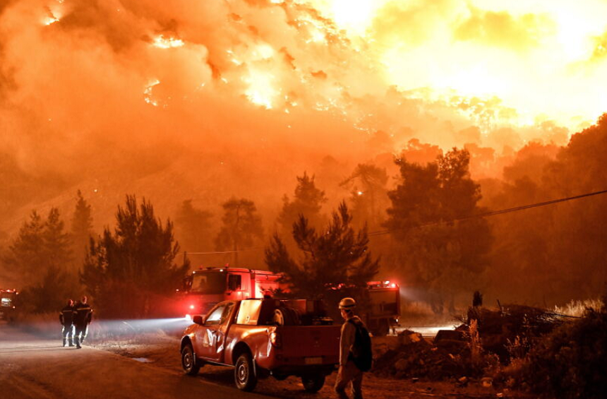 Şase sate şi două mănăstiri din Corint, evacuate în urma primului incendiu de pădure important din 2021 în Grecia