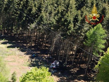 UPDATE - Italia: Paisprezece persoane au murit după ce o cabină a unui teleferic s-a prăbuşit la lacul Maggiore