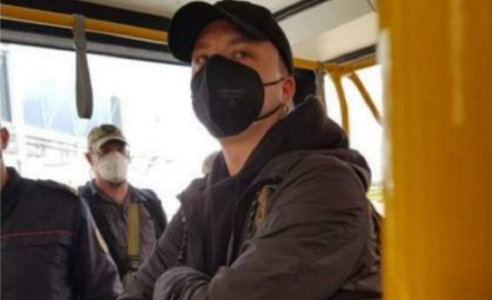 Activistul belarus din opoziţie Roman Protasevici a intrat în panică, povestesc pasageri despre angoasa tânărului arestat; UE ameninţă Belarusul cu noi sancţiuni
