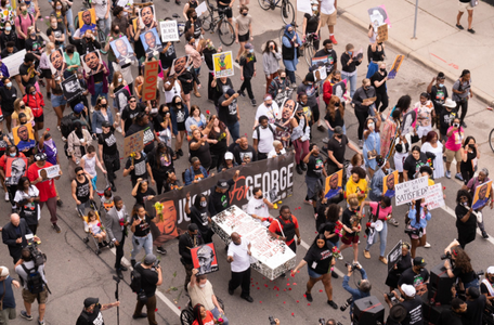 Marş la Minneapolis, la comemorarea unui an de la uciderea lui George Floyd