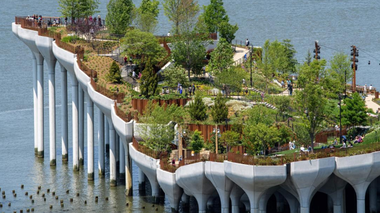 "Little Island", o insulă artificială la New York, pe fluviul Hudson, un simbol al unui oraş care renaşte după pandemia covid-19, pe locul unde se afla cheiul 54 al White Star, pe care debarcau, în aprilie 1912, supravieţuitori ai naufragiului Titanicului