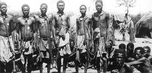 Germania recunoaşte că a comis un genocid al populaţiilor hereros şi namas în Namibia în perioada colonialistă şi acordă un ajutor de dezvoltare în valoare de 1,1 miliarde de euro pe o perioadă de 30 de ani, negociat dur timp de peste cinci ani