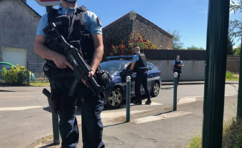 O poliţistă municipală franceză, agresată cu cuţitul în apropiere de Nantes; suspectul, fugar, căutat de jandarmi