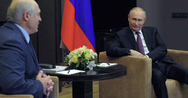 Putin îl susţine pe Lukaşenko, la Soci, după deturnarea unui avion european şi arestarea opozantului Roman Protasevici, şi-l invită la o baie în Marea Neagră; Tihanovskaia, primită de Rutte