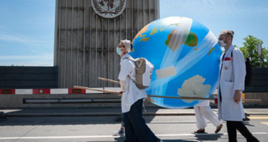 Medici îndeamnă, la OMS, la o acţiune mondială împotriva riscurilor modificărilor climatice la adresa sănătăţii şi-i înmânează o petiţie directorului general; Tedros Adhanom: ”Pandemia se va termina, însă nu există un vaccin împotriva modificărilor climatice”