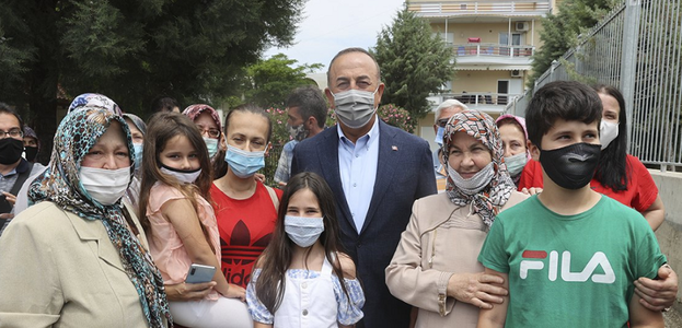 Ministrul turc de Externe Mevlut Cavusoglu, într-o vizită controversată la minoritatea musulmană din Grecia, în Tracia, înaintea unei întâlniri cu premierul Kyriakos Mitsotakis