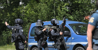 Un fost militar francez, căutat în Dordogne după ce deschide focul împotriva unor jandarmi, chemaţi să intervină într-un caz de violenţă domestică 