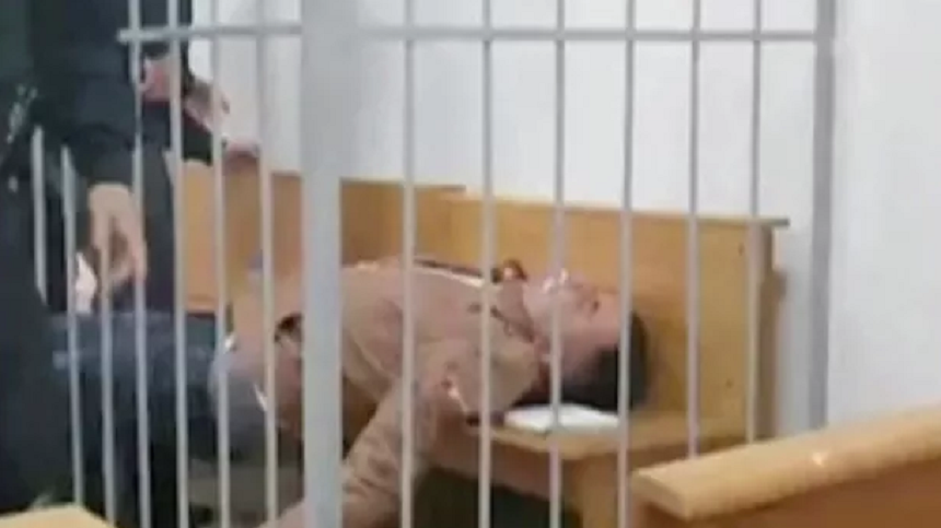 Un opozant belarus, Stepan Latypov, se înjunghie în gât, în boxa acuzaţilor, în timpul unui proces