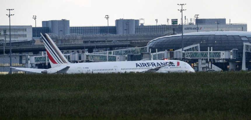 Anchetă în urma unei alerte false cu privire la existenţa unui dispozitiv exploziv la bordul unui avion Air France din Ciad pe Aeroportul Roissy