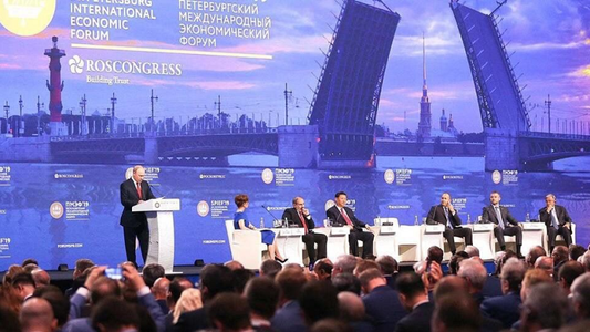 Putin invită străinii, la Forumul Economic de la Sankt Petersburg, să se vaccineze contracost împotriva covid-19 în Rusia