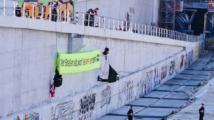 Germania: Poliţia a reţinut 13 jurnalişti la un protest faţă de construirea unei autostrăzi
