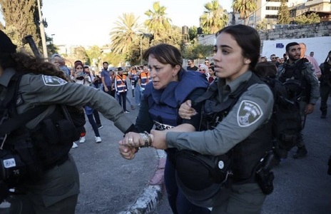 O jurnalistă Al Jazeera a fost arestată în timp ce relata despre un protest în Ierusalimul de Est. Budeiri spune că a fost agresată de poliţişti – VIDEO