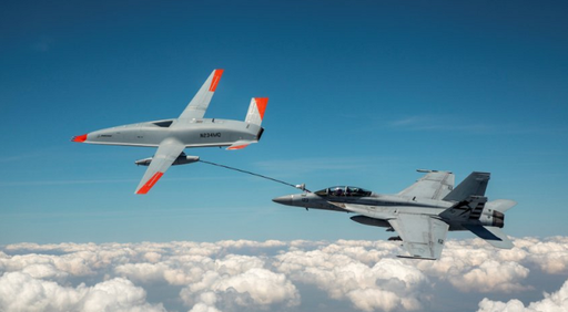 US Navy alimentează pentru prima oară cu carburant în zbor un avion de luptă cu ajutorul unei drone, MQ-25 Stingray, produsă de Boeing, şi depăşeşte o nouă etapă în integrarea dronelor în activităţi militare