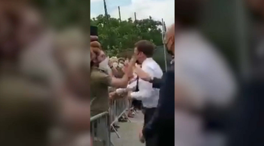 Macron, pălmuit de către un bărbat în timpul unei vizite în sud-vestul Franţei, în departamentul Drôme - VIDEO
