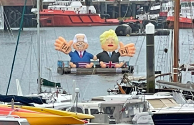 Activişti şi ONG-uri se mobilizează în marja G7 în Cornwall şi cer o schimbare de direcţie în crizele modificărilor climatice şi sociale; coaliţia "Crack the crisis" lansează un Joe Biden şi un Boris Johnson gonflabili; "Mount Recyclemore", un fel de Mont Rushmore din deşeuri electronice