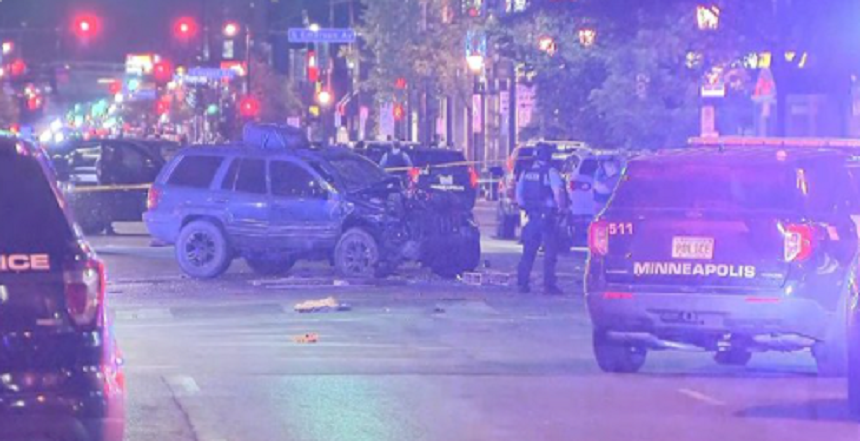 Un mort şi trei răniţi la Minneapolis, după ce o maşină intră în manifestanţi antirasişti