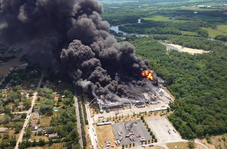 Evacuări şi măsuri de protecţie în SUA, în jurul unei uzine chimice Chemtool, în urma unui incendiu la Rockton, în Illinois