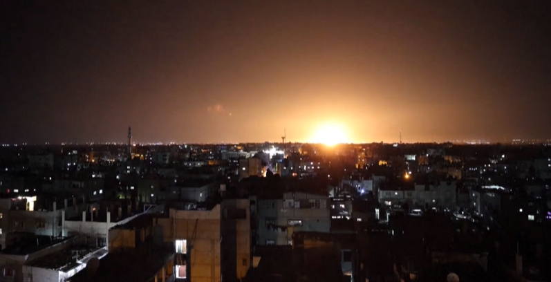 Israelul a atacat aerian Gaza după ce militanţii palestinieni au trimis baloane incendiare peste graniţă