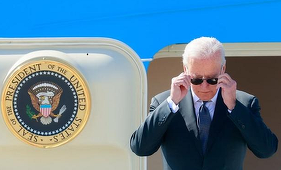 Biden i-a oferit cadou lui Putin o pereche de ochelari de aviator pe comandă şi o sculptură din cristal reprezentând un bizon american