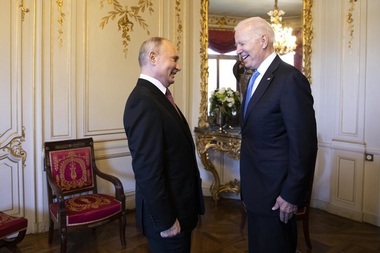 Biden subliniază că a pus acent pe drepturile omului la summitul cu Putin / Nu trebuie să ne privim în ochi şi să ne facem promisiuni de dragoste eternă şi de prietenie, răspunde Putin întrebat ce părere are despre faptul că Biden l-a catalogat ”criminal”