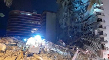 Un imobil rezidenţial de 12 etaje se surpă parţial la Surfside, la nord de Miami Beach, în Florida; un băiat scos în viaţă dintre dărâmături; zeci de salvatori la intervenţie