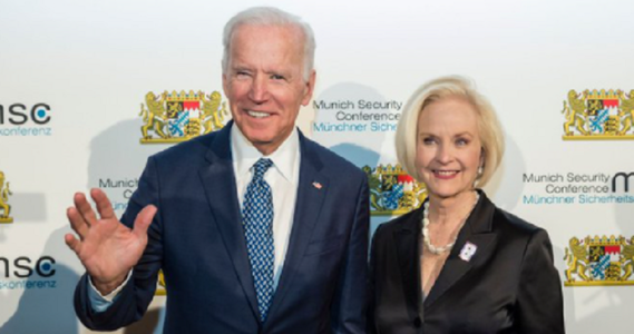 Biden o nominalizează pe văduva lui John McCain, Cindy McCain, ambasadoare la Organizaţia ONU pentru Alimentaţie şi Agricultură