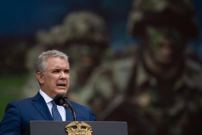 Un elicopter la bordul căruia se afla preşedintele columbian Ivan Duque, care denunţă un ”atentat laş”, vizat de tiruri în apropierea frontierei cu Venezuela